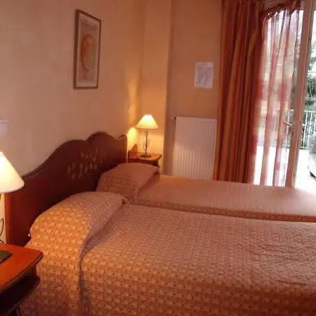 Logis Saint Simond فندق